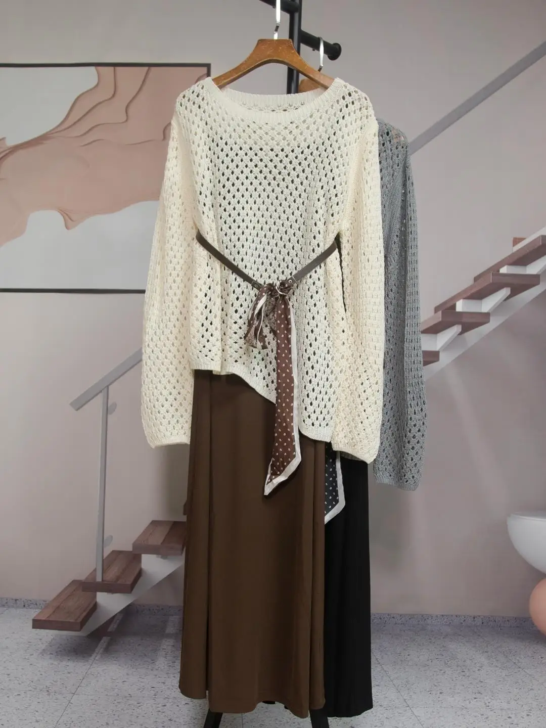 

Модный комплект из укороченного вязаного топа с вырезами и юбки для невысоких женщин, весна-осень 2026: стильный образ