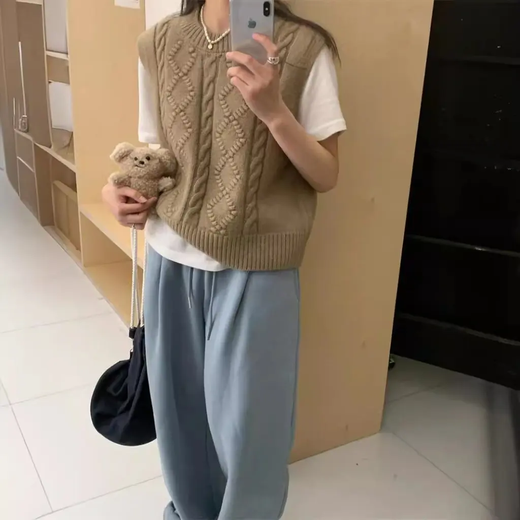 

Women's Thick Knitted Vest round Neck Loose Fit Artistic Diamond Pattern Spring New