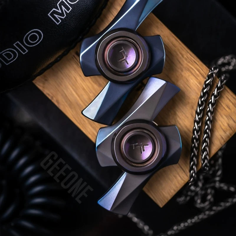 Regalo giocattolo da tavolo per decompressione superiore con dito meccanico in metallo meccanico in lega di titanio Thunder Two Leaf EDC