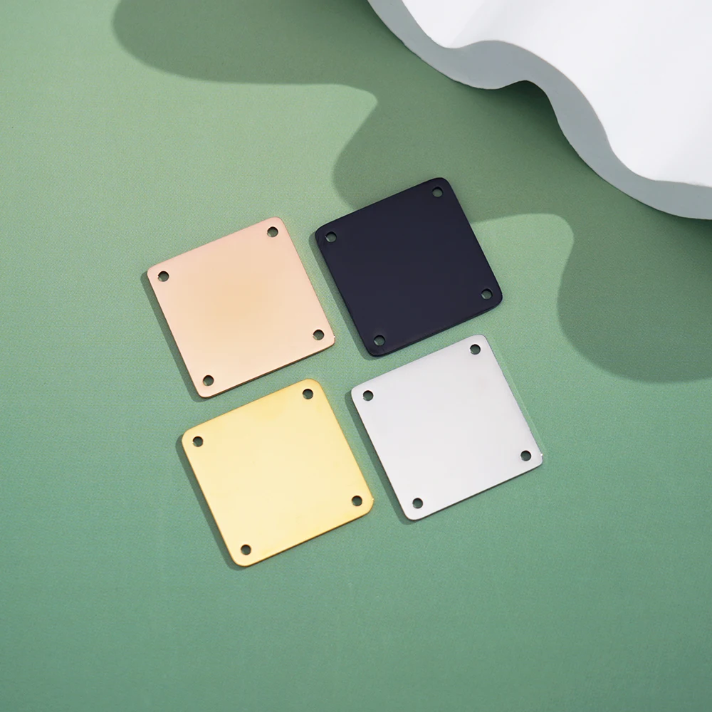 30 قطعة/الوحدة شعار مخصص مربع العلامات شخصية أربعة ثقوب الملابس التسمية لوحة معدنية البولندية قلادة مجوهرات من صلب لا يصدأ