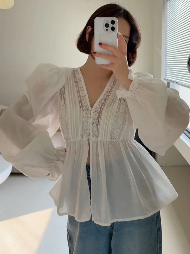 

Весна 2026: Женская блузка Dongda Gate с V-образным вырезом, кружевной отделкой, рукавами-фонариками, уплотненными плечами, утягивающая, свободного кроя, в стиле принцесс.