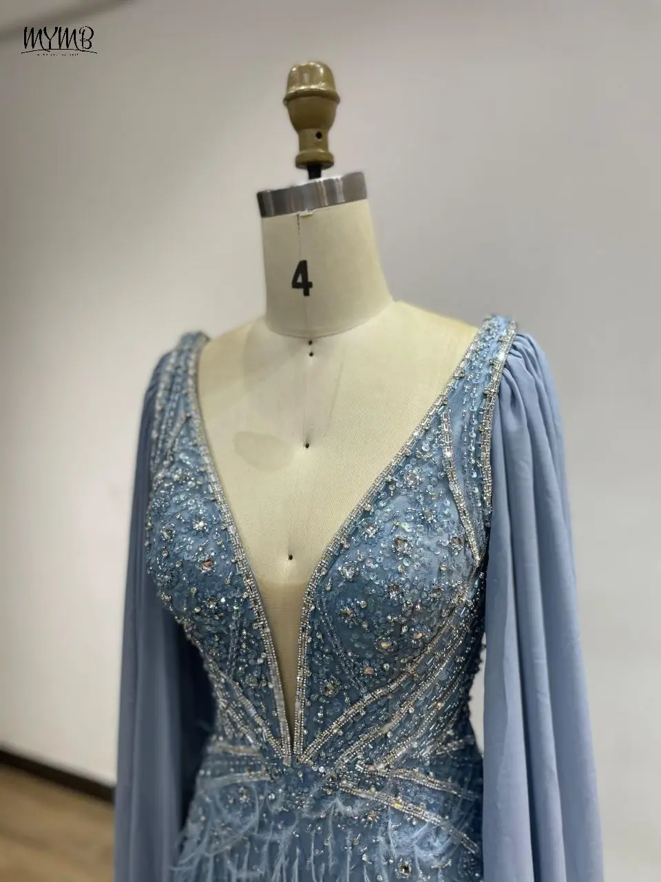 MYMB فاخر حورية البحر كيب الأكمام مناسبة رسمية فستان الحفلات العربية مثير الخامس الرقبة عالية الشق مطرز الريش ثوب مسائي DDS041-2