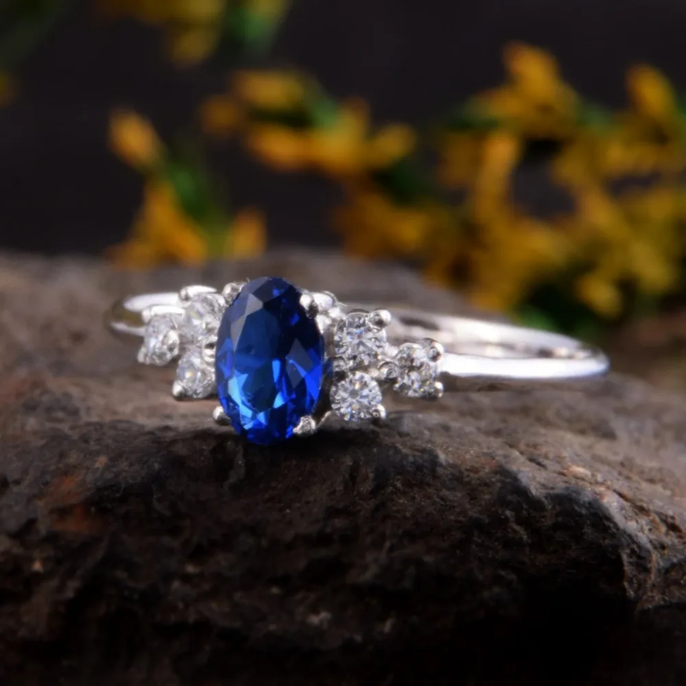 Exquisite Oval 5A Zircon Solitaire Rings Silver Tone Side Cluster Stones for Women Temperament Stackable Promise Wedding Jewelry