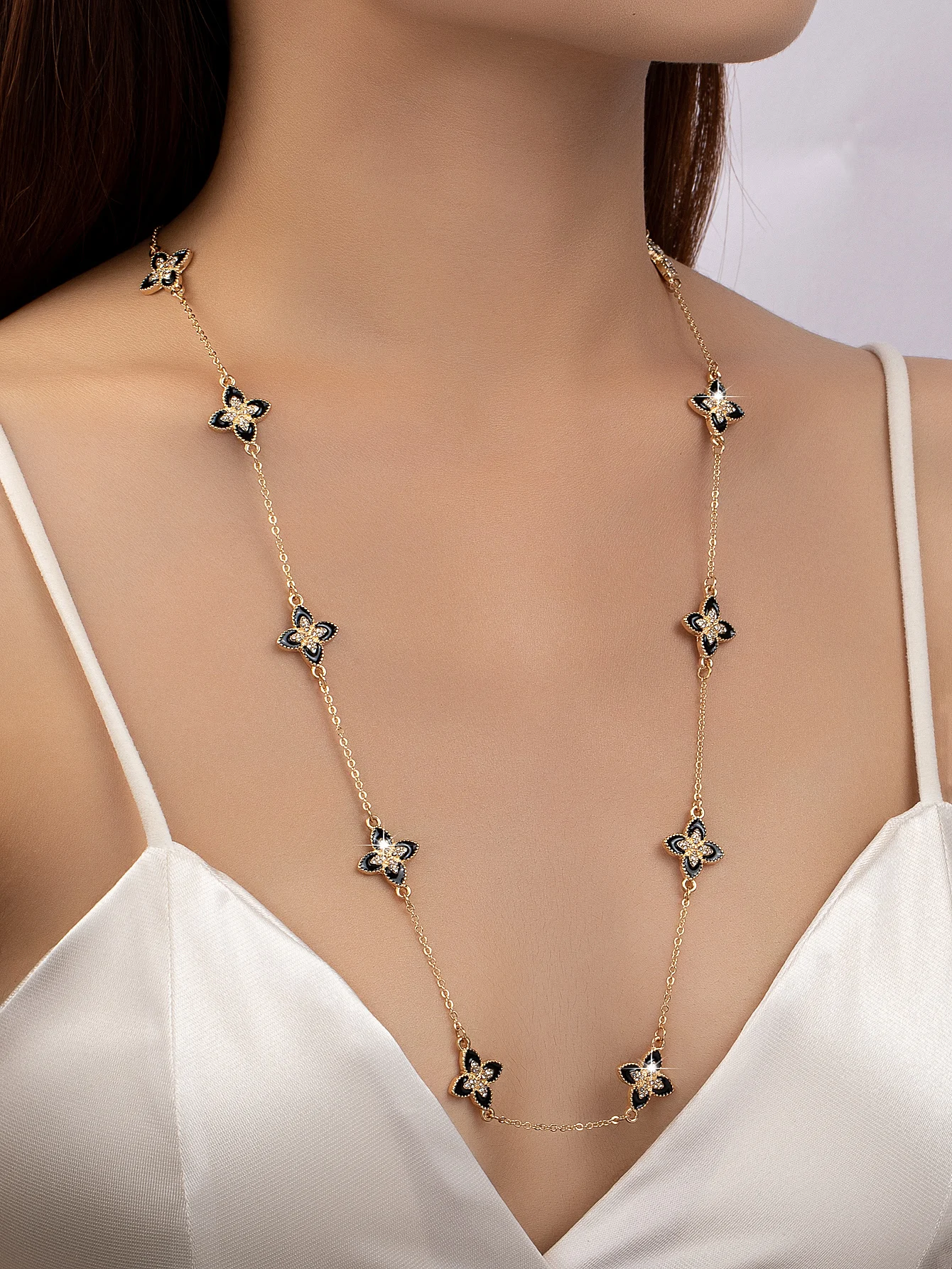 The Latest Fashionable and Versatile Personalized Small Flower Necklace Full of Rhinestones