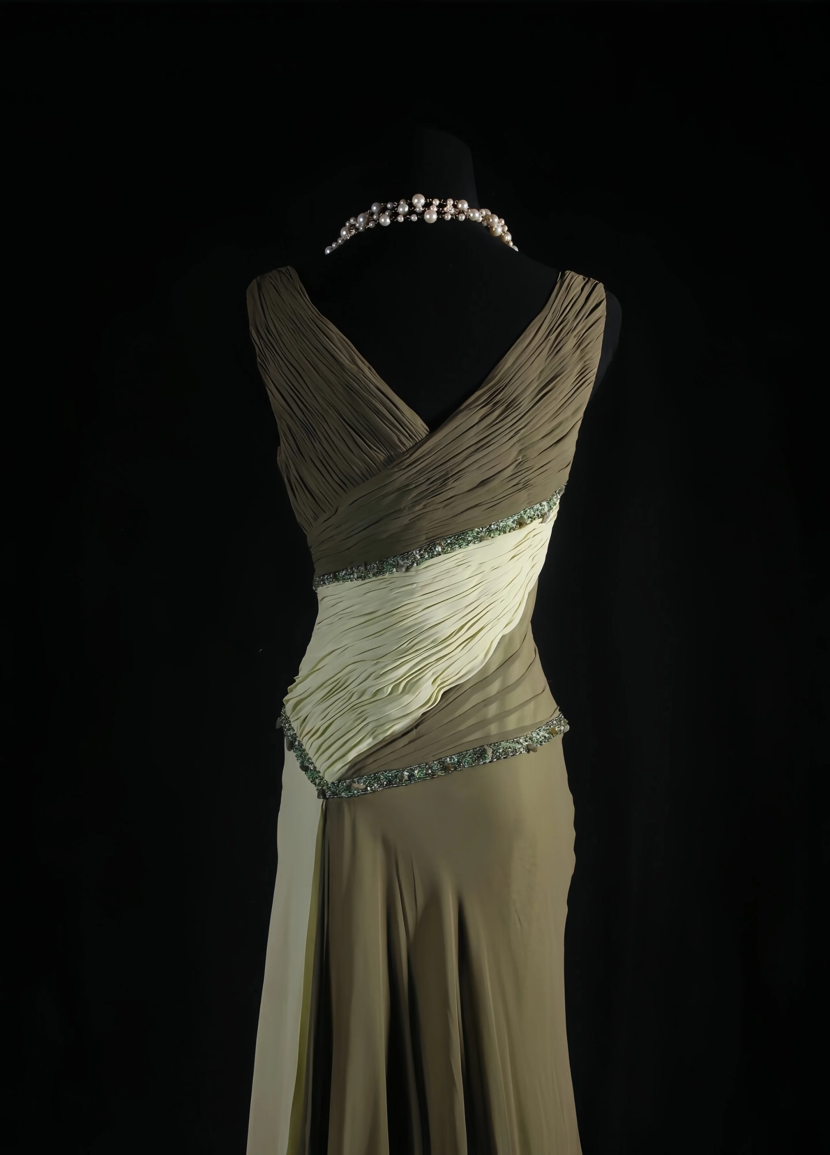 Vintage Green Evening Dress Extravagant Slim Fit V-Neck Chiffon Sleeveless Pleated A-Line Formal Occasion Celebrity Banquet Gown