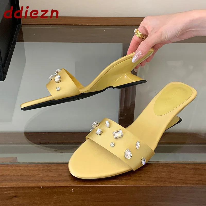 

Новые летние модные женские сандалии-шлепанцы на танкетке с открытым носком, пляжные женские шлепанцы со стразами, дизайнерские сандалии на танкетке, женская обувь