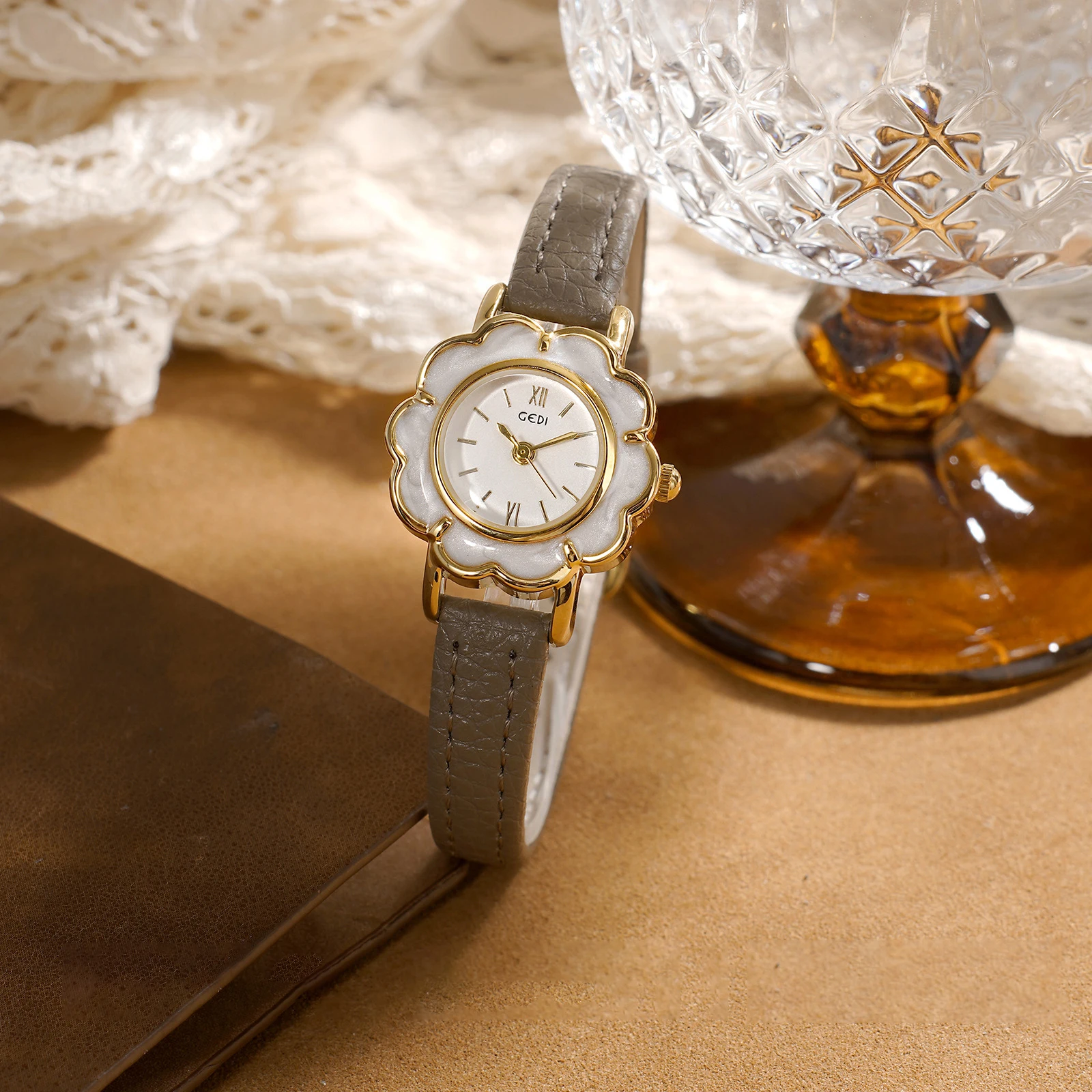 

CQ547 Модные женские часы в форме лепестка с изысканным дизайном, простым и элегантным ремешком, кварцевый механизм, часы в подарок.