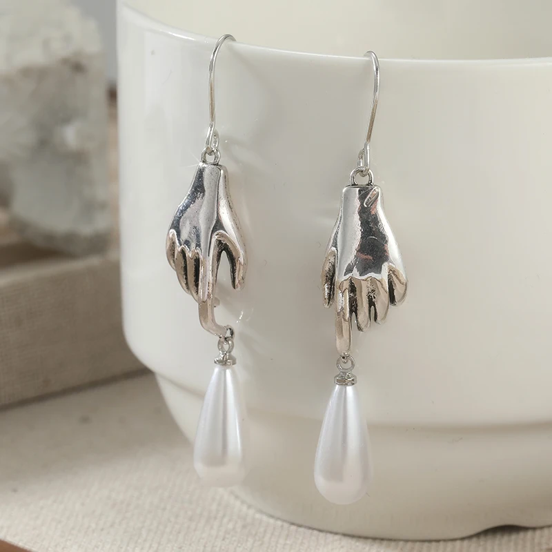 Fashion Novel Design Imitation Pearl Hand Shaped Dangle Earrings Women's Vintage Elegant Style Jewelry Accessories Daily Wearing