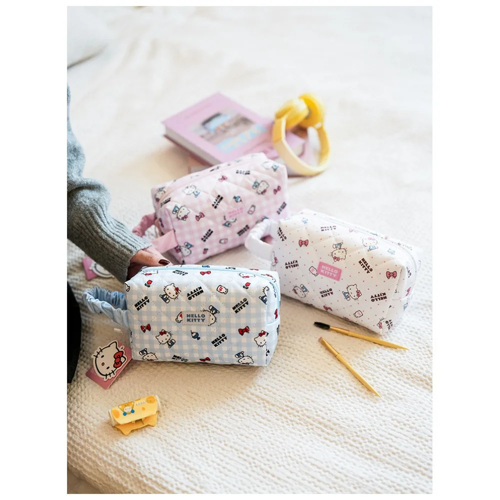 Soft and cute plaid Hello Kitty quilted pillow makeup bag, toiletry bag, large-capacity storage bag, pleated portable travel mak