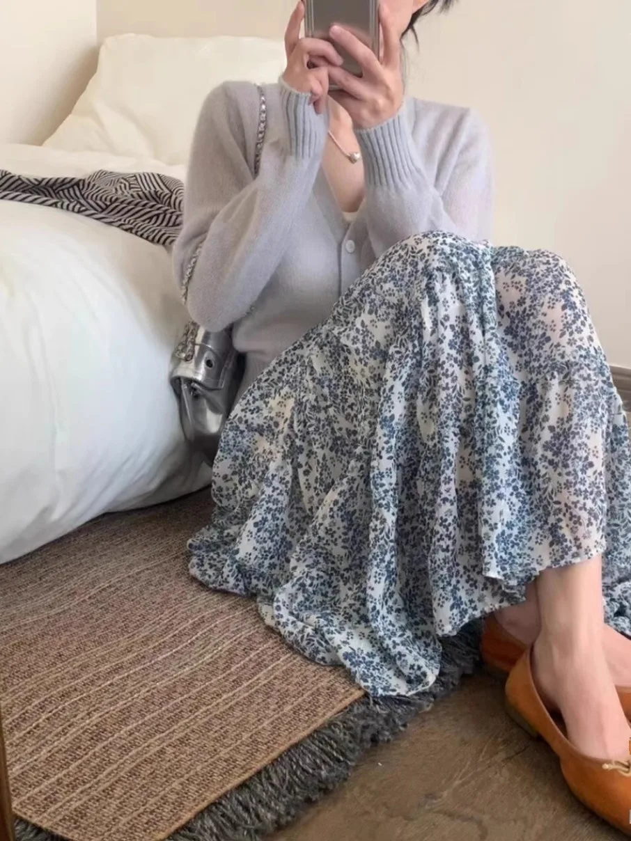 

Синяя юбка трапециевидной формы с высокой талией и цветочным принтом. Универсальная модная юбка-миди в стиле ретро для младшего образа жизни.