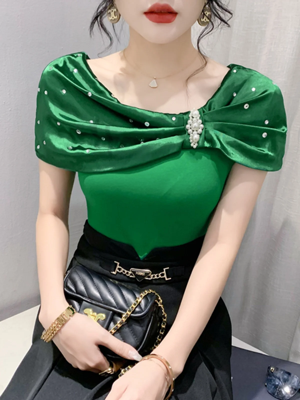 เสื้อยืดแฟชั่นผู้หญิง ฤดูร้อน 2024 รุ่นใหม่ ประดับด้วยคริสตัลหรูหรา ทรงเข้ารูป ช่วยพรางหุ่น เสื้อตัวในสุดอินเทรนด์