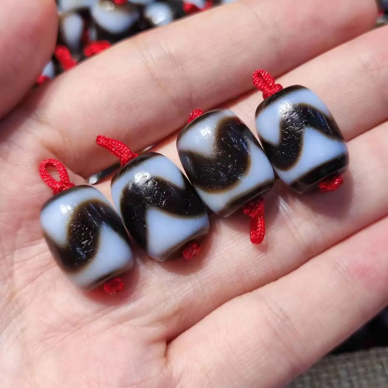 1pcs/lot natural multi-pattern agate dzi Black and white Weathering lines Small barrel beads National style Accessories jewelry