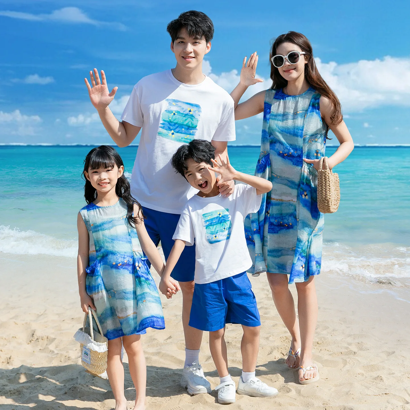 Conjuntos Familiares a Juego con Estampado Tie Dye Azul para el Verano 2026, 3 Piezas: Vestido de Playa para Mamá e Hija, Camiseta y Pantalones Cortos para Papá e Hijo, para Sesiones de Fotos en Vacaciones