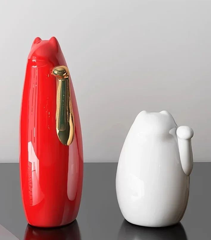 The living room is decorated with lucky cats, and the piggy bank can only enter and exit the simple side TV cabinet ornament.
