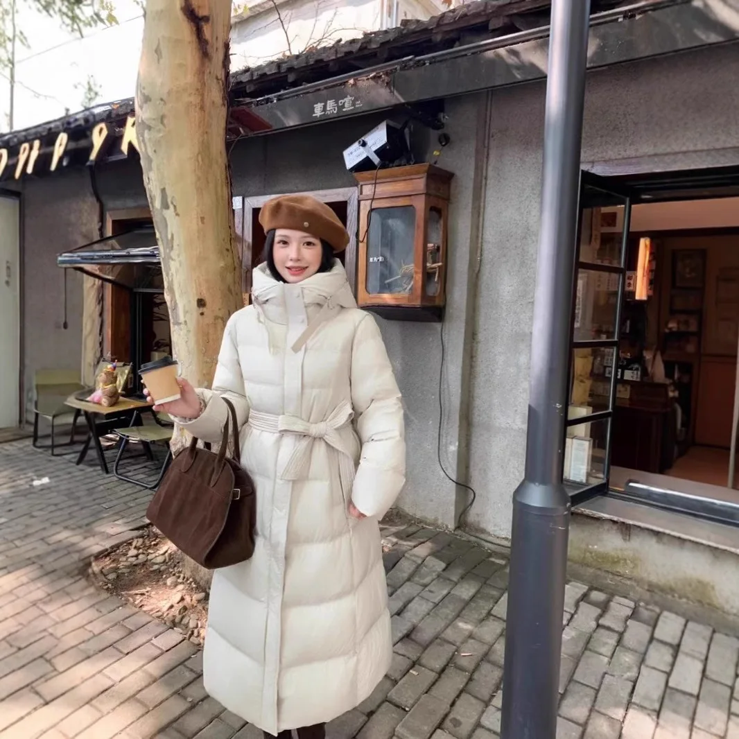 2025 الشتاء المرأة معطف طويل سميكة مقنعين الأبيض بطة ريشة سترة أنيقة تحمل شعار لعبة البيسبول