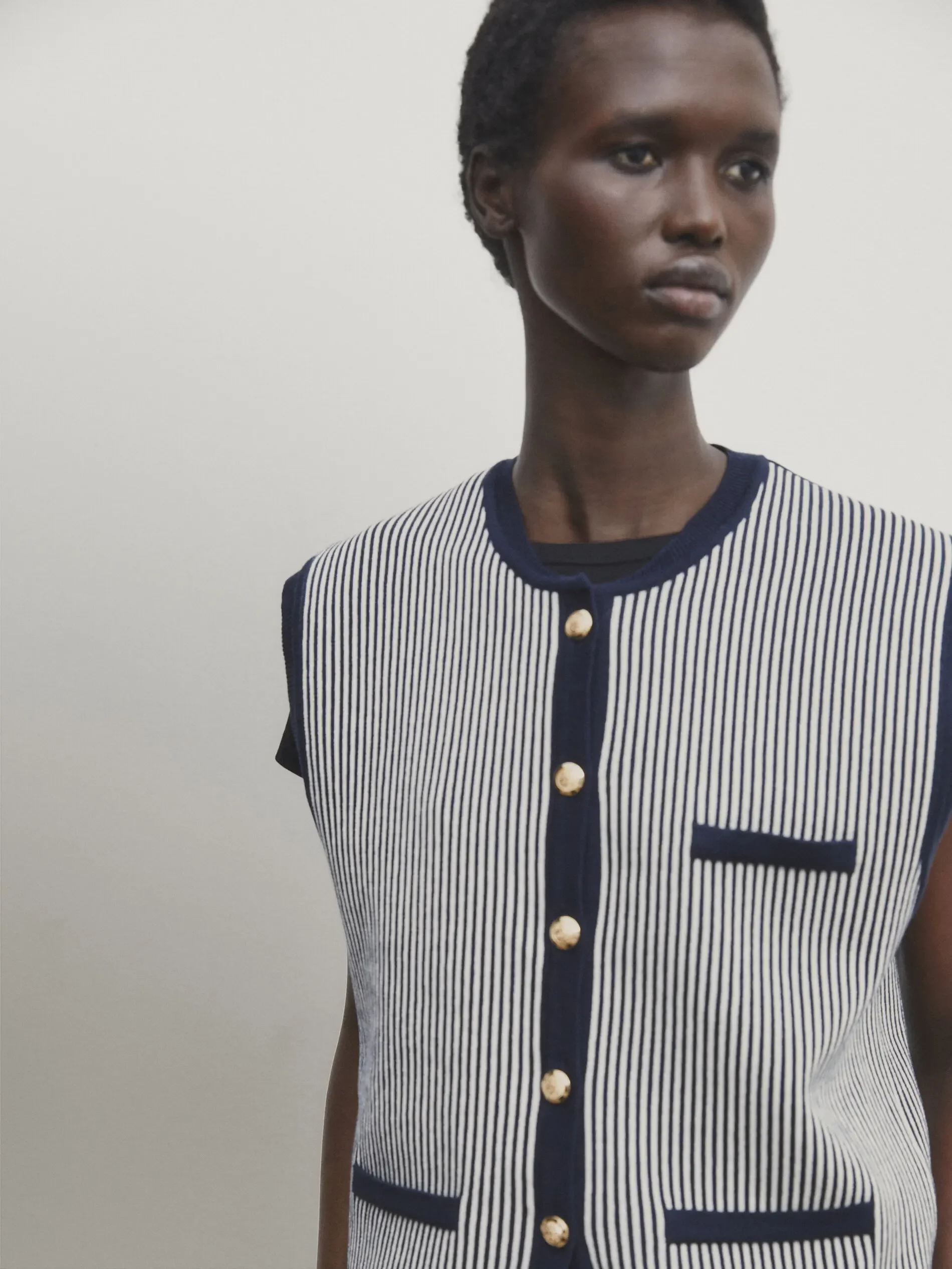 

Эфирный костюм 2025 Massidutti, осенний новый стиль, женский повседневный модный легкий полосатый вязаный жилет с круглым вырезом на рабочем месте