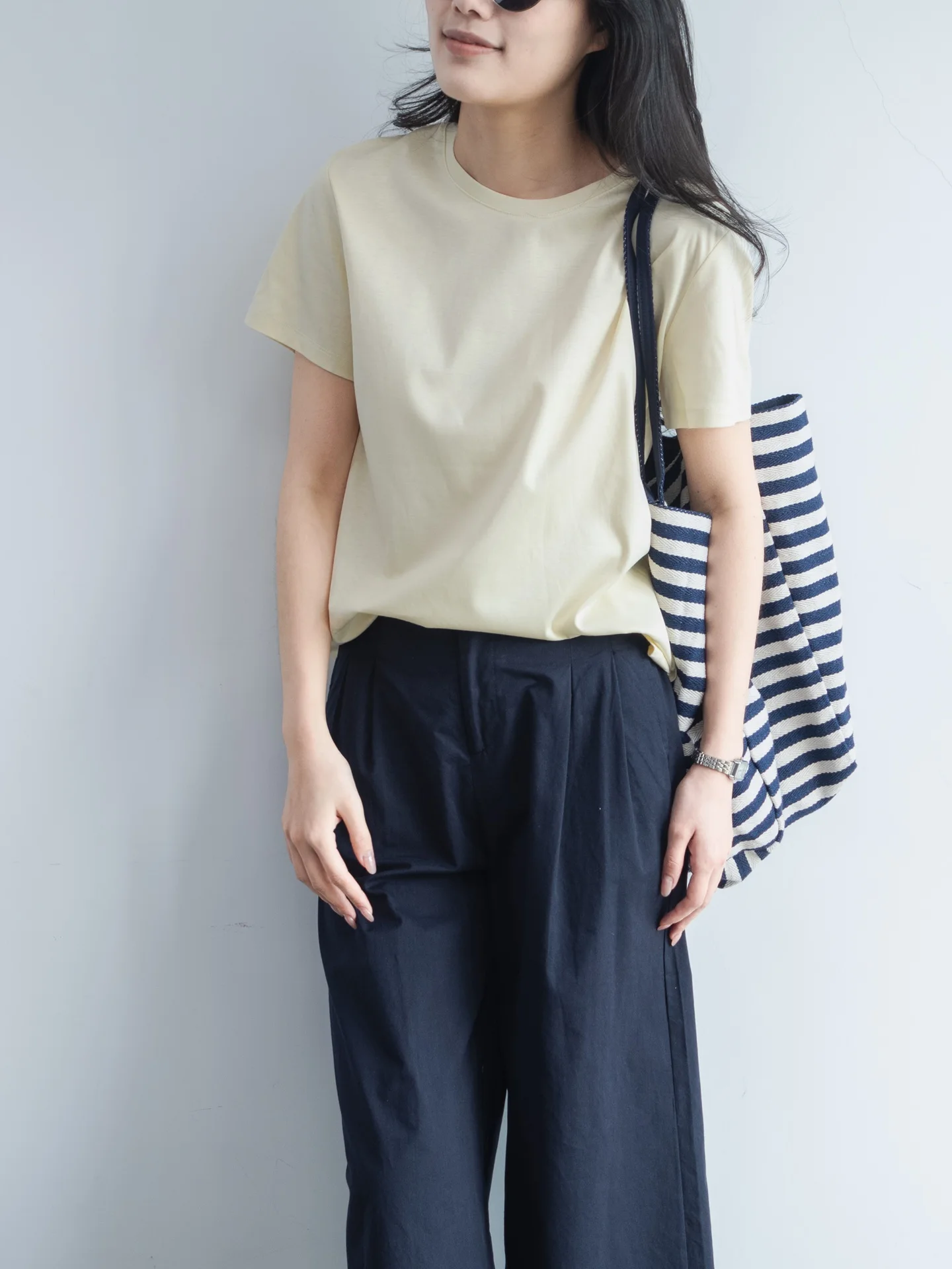 

Однотонная молочно-желтая футболка из шелкового хлопка в минималистичном стиле, с коротким рукавом до плеч, женская, свободного кроя, с круглым вырезом, стройнящая фигуру