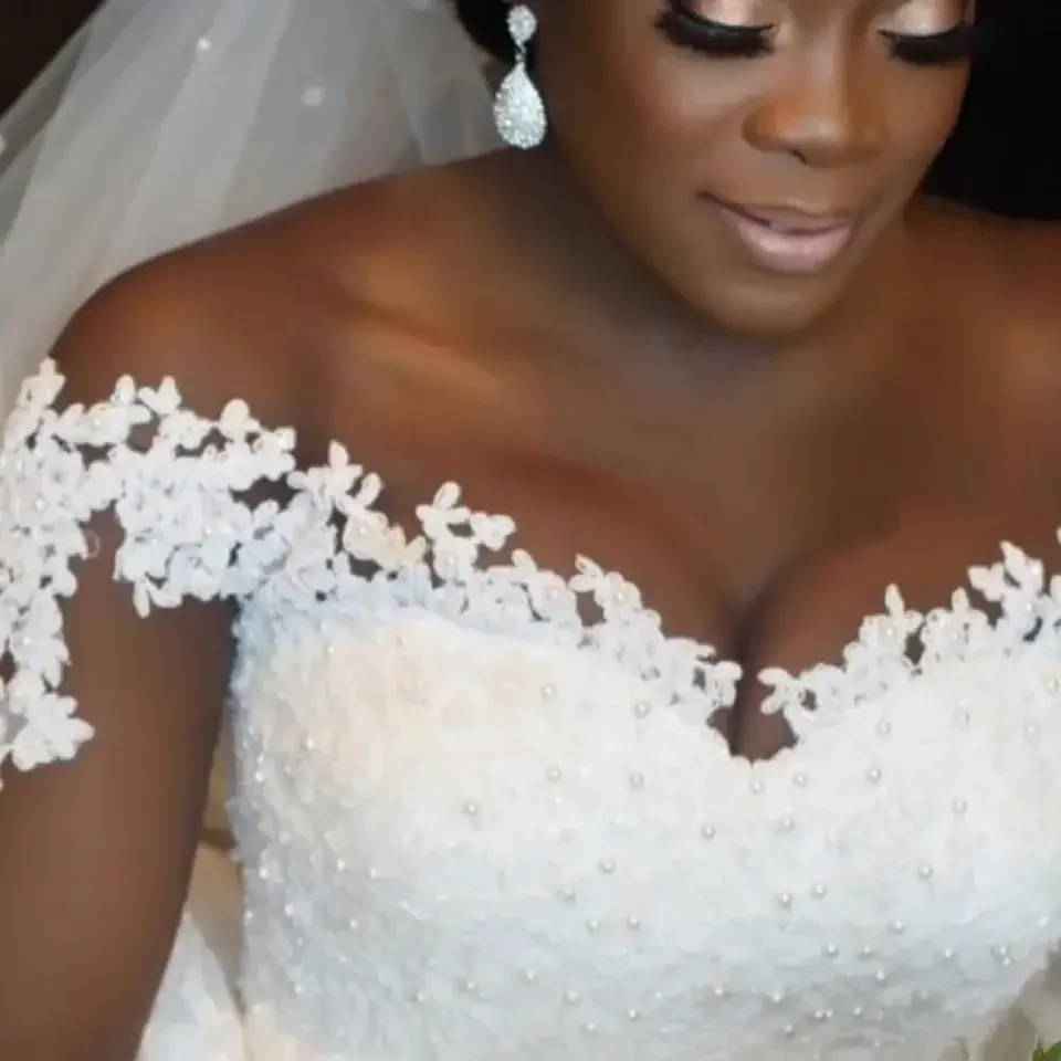 Maßgeschneiderte Prinzessin Illusion lange Ärmel Spitze Brautkleid Kathedrale Zug Puffy Ballkleid schwarze Frau Brautkleider