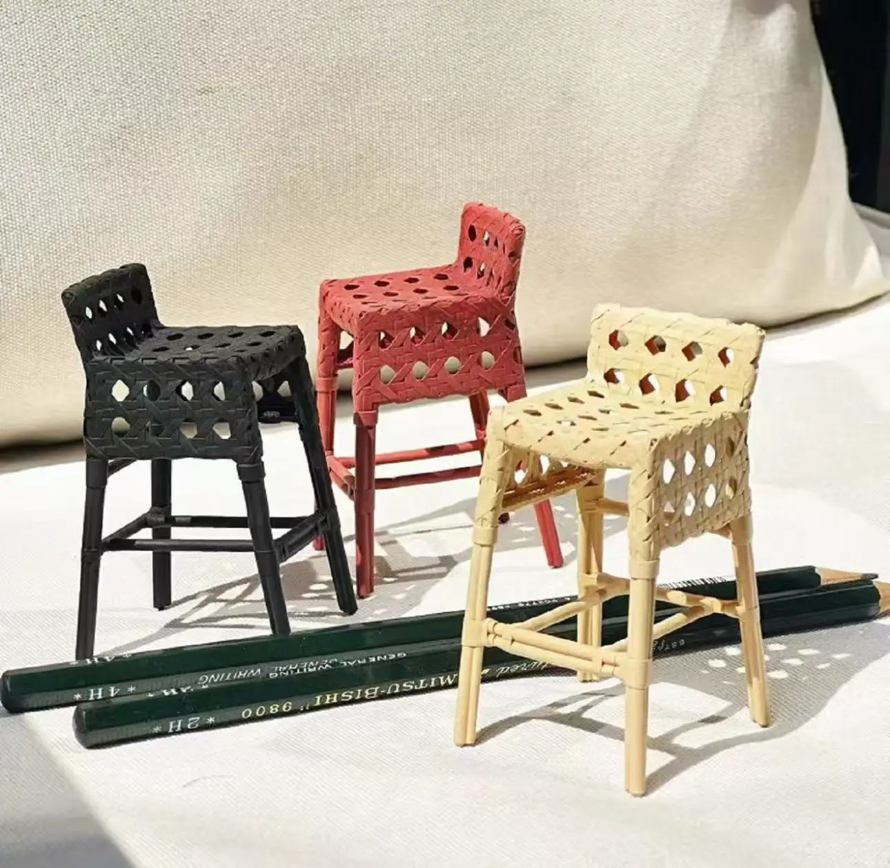 Zdjęcie 4: Zestaw krzeseł Windsor w skali 1/12, 2 sztuki, miniaturowe meble do domku dla lalek, krzesła do wypoczynku na zewnątrz, akcesoria do dekoracji domku dla lalek BJD