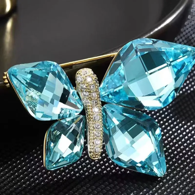 

Blue rhinestone butterfly brooch for women, a light luxury crystal corsage, a versatile new luxurious accessory