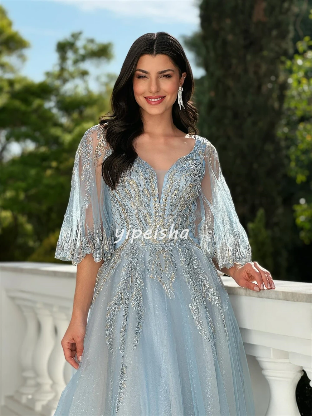 فساتين طويلة مخصصة على الطراز الحديث أنيقة مكشكشة مطرزة على شكل حرف a ورقبة على شكل حرف V فساتين مناسبة مخصصة مقاسات متاحة بجودة عالية