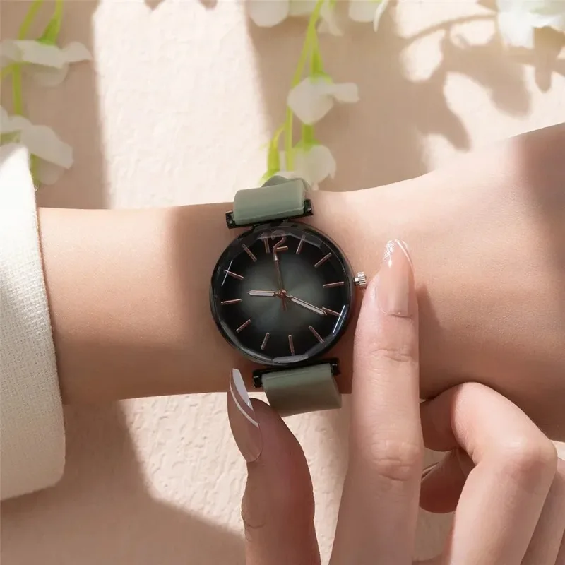 Nieuwe Mode Eenvoudige Wijzerplaat Quartz Horloge voor Vrouwen Meisjes Siliconen Band Quartz Horloges Dames Sporthorloge Klok reloj mujer