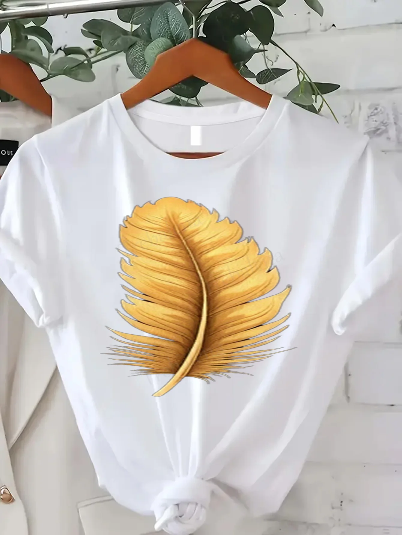 

Женская футболка Женская футболка с золотым принтом перьев - шикарный летний топ в стиле бохо