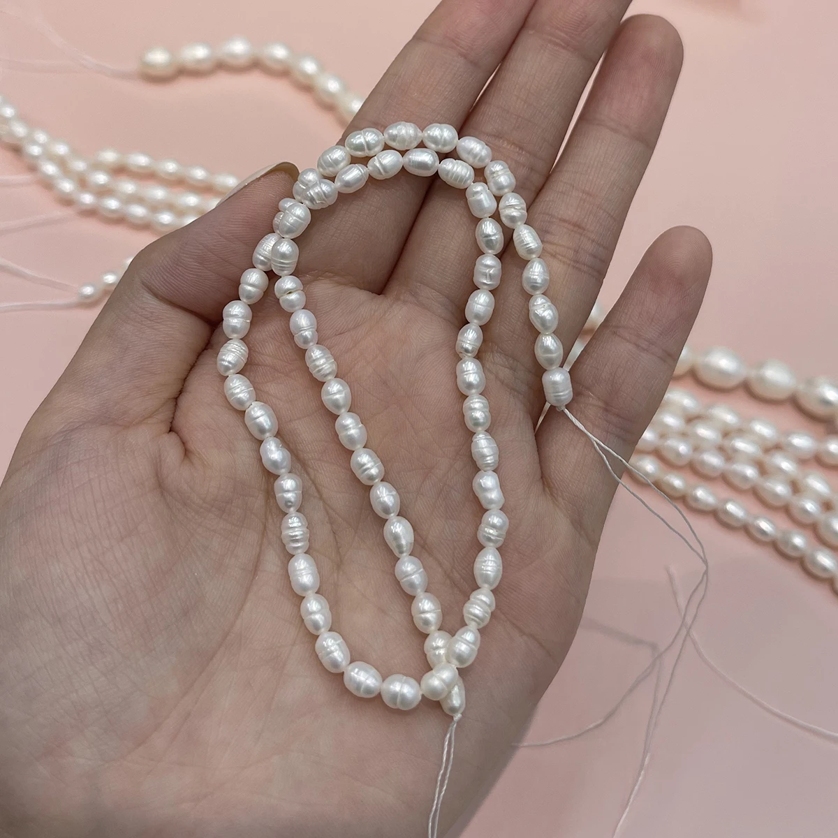 AA DIY Reisperlen, natürliche Süßwasserperlen, 3–10 mm, zum Basteln von Schmuck, für DIY-Halsketten, Armbänder, Ketten und Ohrringe. – Detail 2