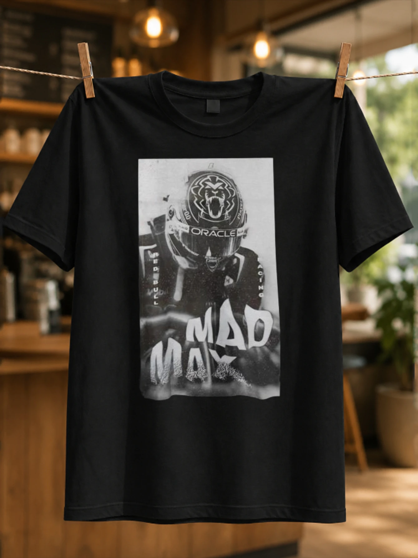 Portrait monochrome du cockpit de Mad Max Racing avec texte de nom dessiné à la main et nom en lettres épaisses et intense, T-shirt unisexe pour tous les styles.