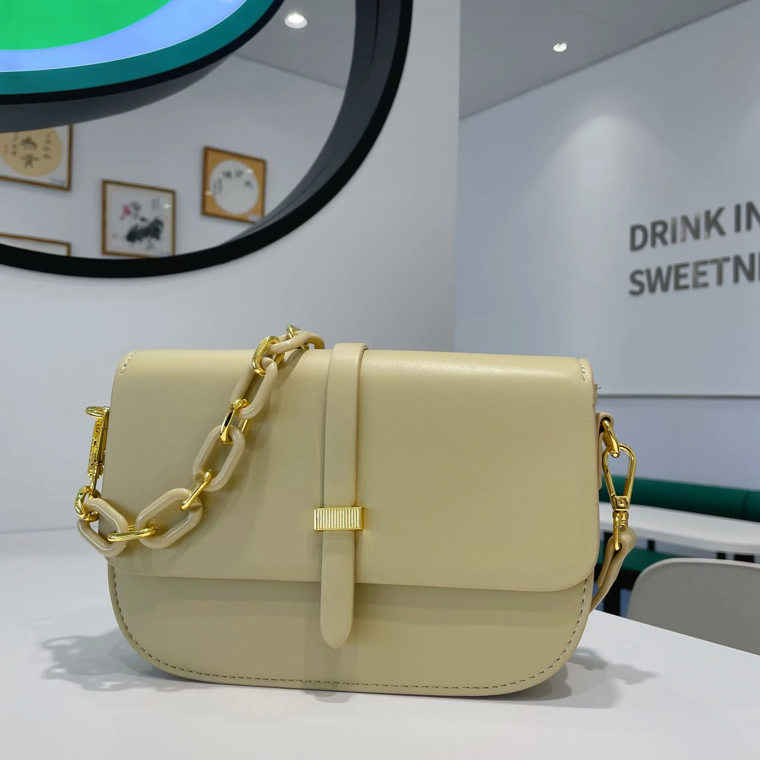 حقيبة يد كروس فاخرة مستوحاة من أزياء باريس مع جلد أنيق وسعة كبيرة للنساء