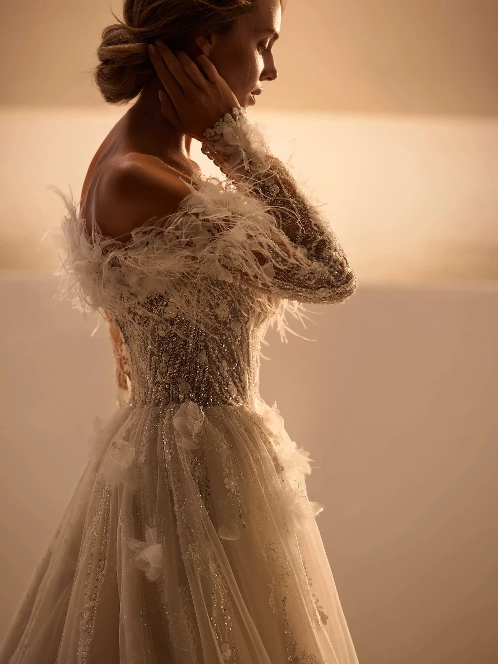 깃털 장식 오프숄더 웨딩드레스 섬세한 꽃무늬 스팽글 A라인 시스루 고급스러운 신부 드레스 맞춤형 롱 트레인 웨어