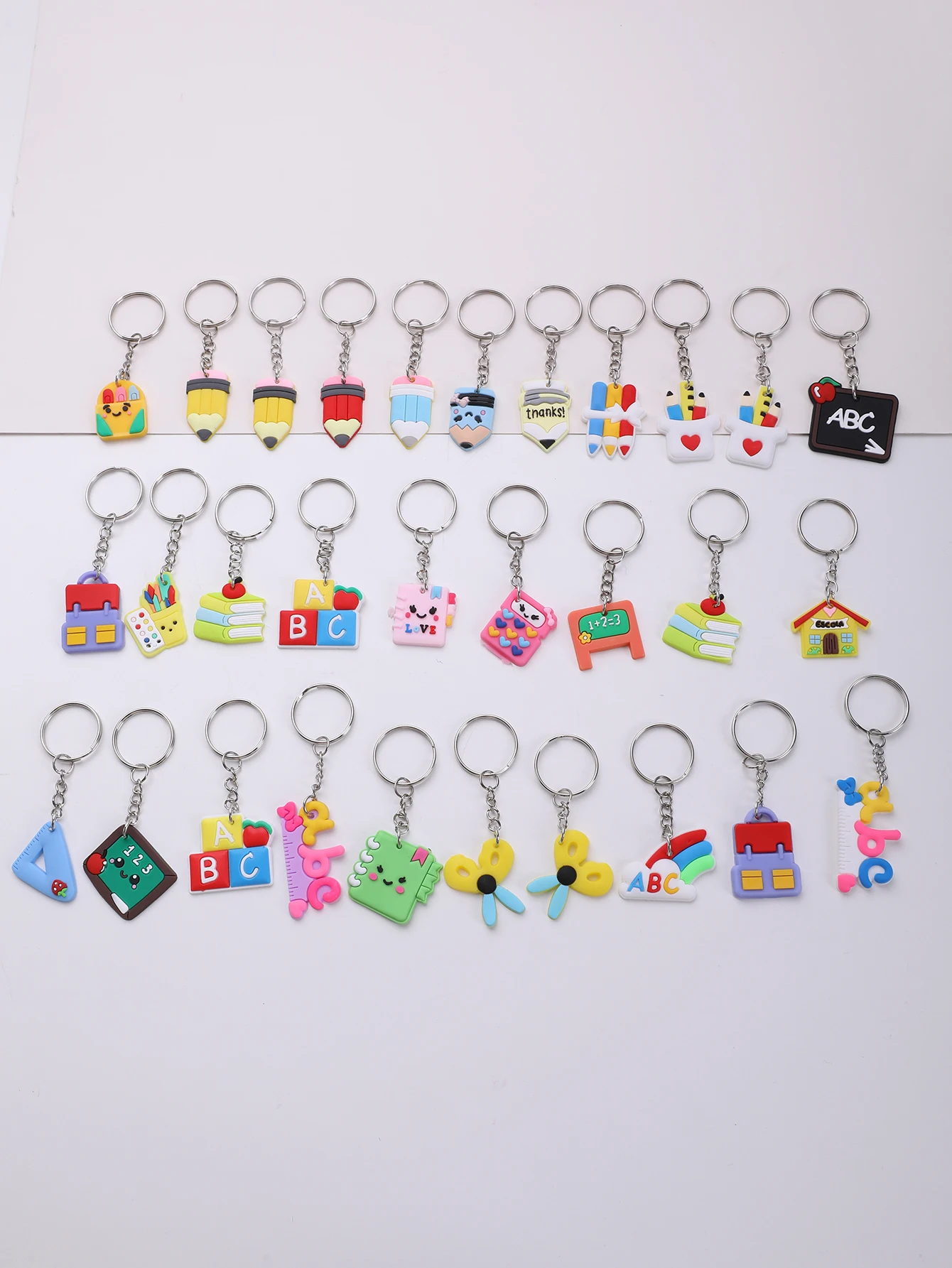 Porte-clés mignon en PVC de dessin animé pour les prix de la pièce d'irritation, faveurs de fête, mini porte-clés, anniversaire, cadeau de Noël, 30 pièces