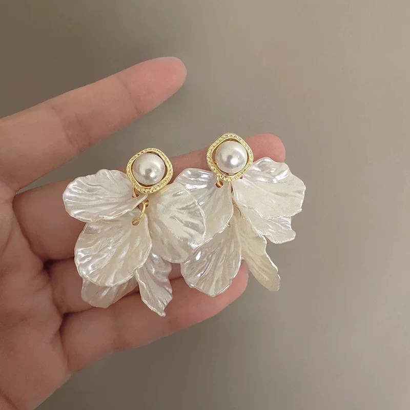 

Flower Pearl Stud Earrings Korea Elegant Temperament White Color Petal Earrings for Women Wedding Party Jewelry Gifts