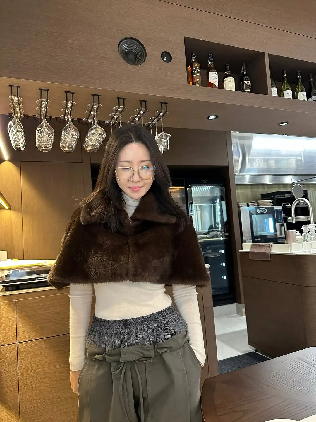 أنيقة الصلبة فو الفراء التلبيب صدرية قصيرة المرأة عادية أفخم السراويل القصيرة معطف فضفاض سيدة 2025 الشتاء عالية الشارع الصدريات