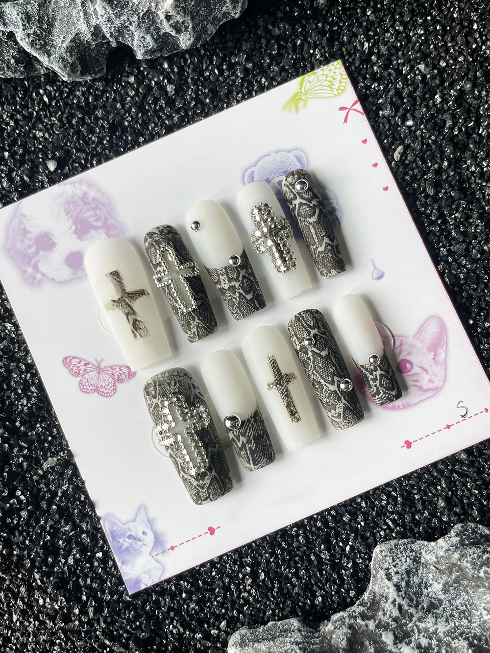 10 Stück handgemachte Kunstnägel mit Schlangenhautmuster, quadratisch, matt poliert, mit Kreuz-Diamanten und Stahlkugel-Design, künstliche Nagelaufkleber – Detail 3