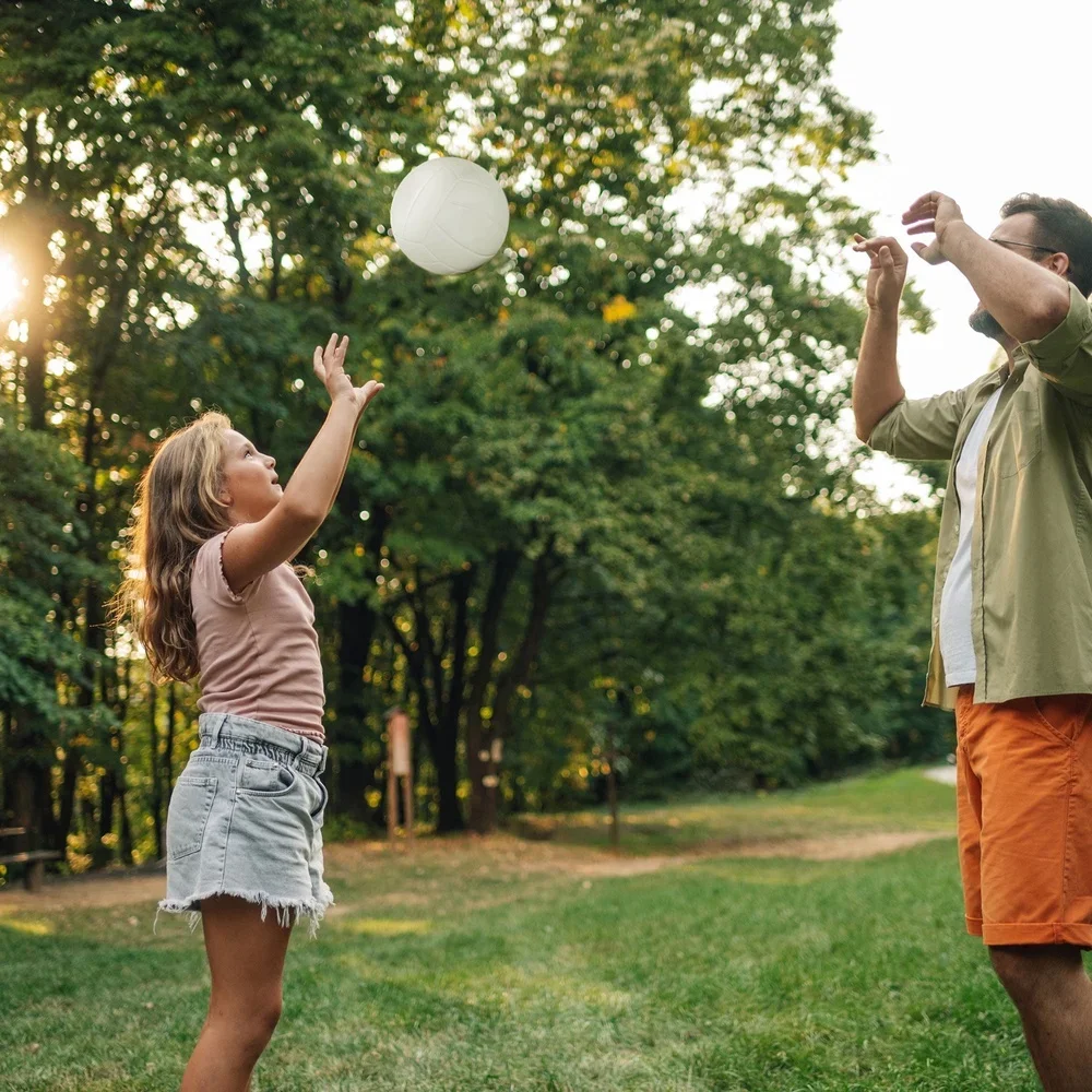 عبوة من قطعتين من كرة الطائرة للشباب للاستخدام الداخلي والخارجي، مركب متين بالحجم الكامل، سهل التحكم، جاهز لاستخدام ألعاب التدريب المثالية