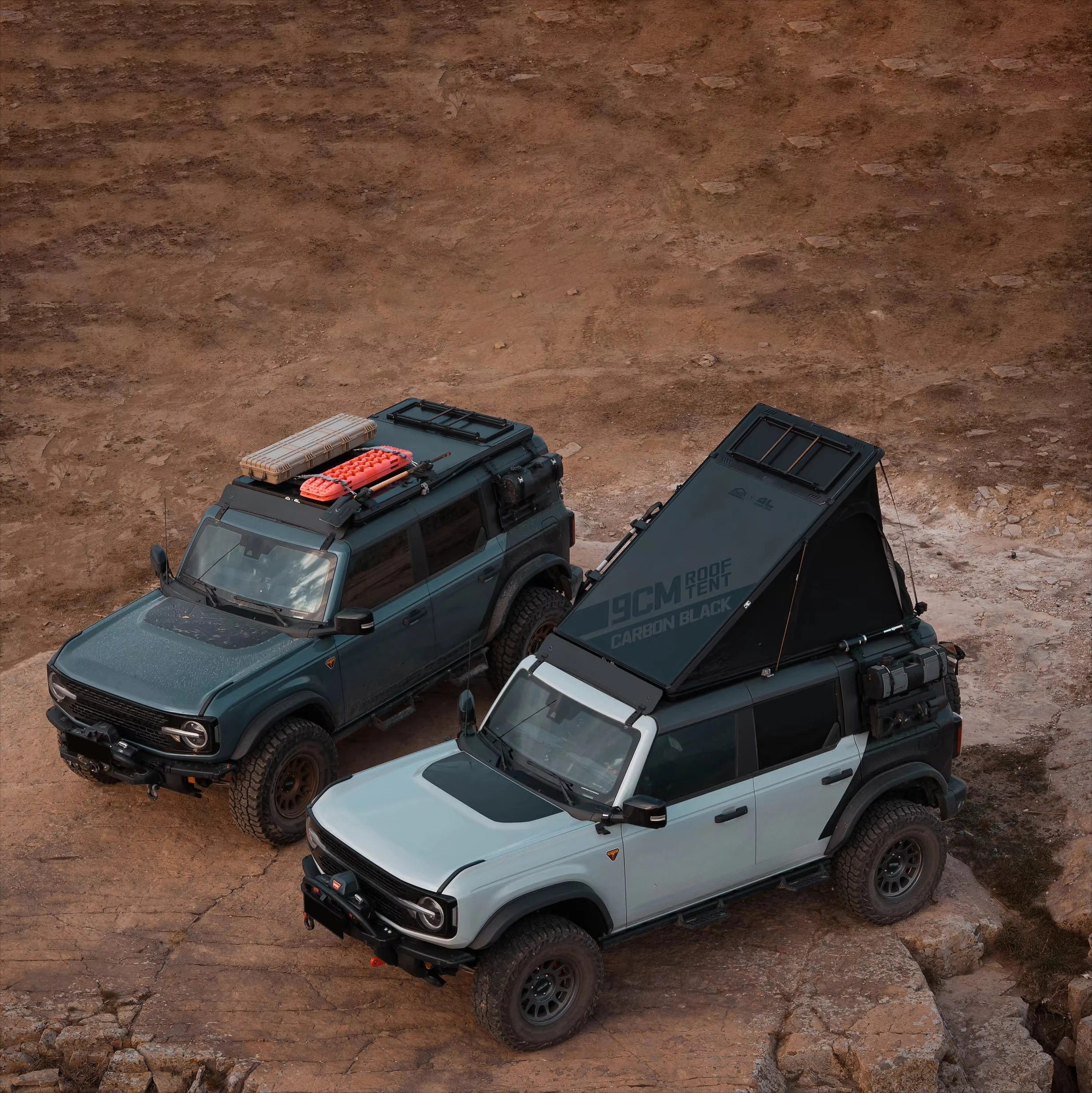 

Палатка из углеродного волокна с защитой от конденсата, 9 см — легкая внедорожная палатка с треугольным жестким верхом и крышкой