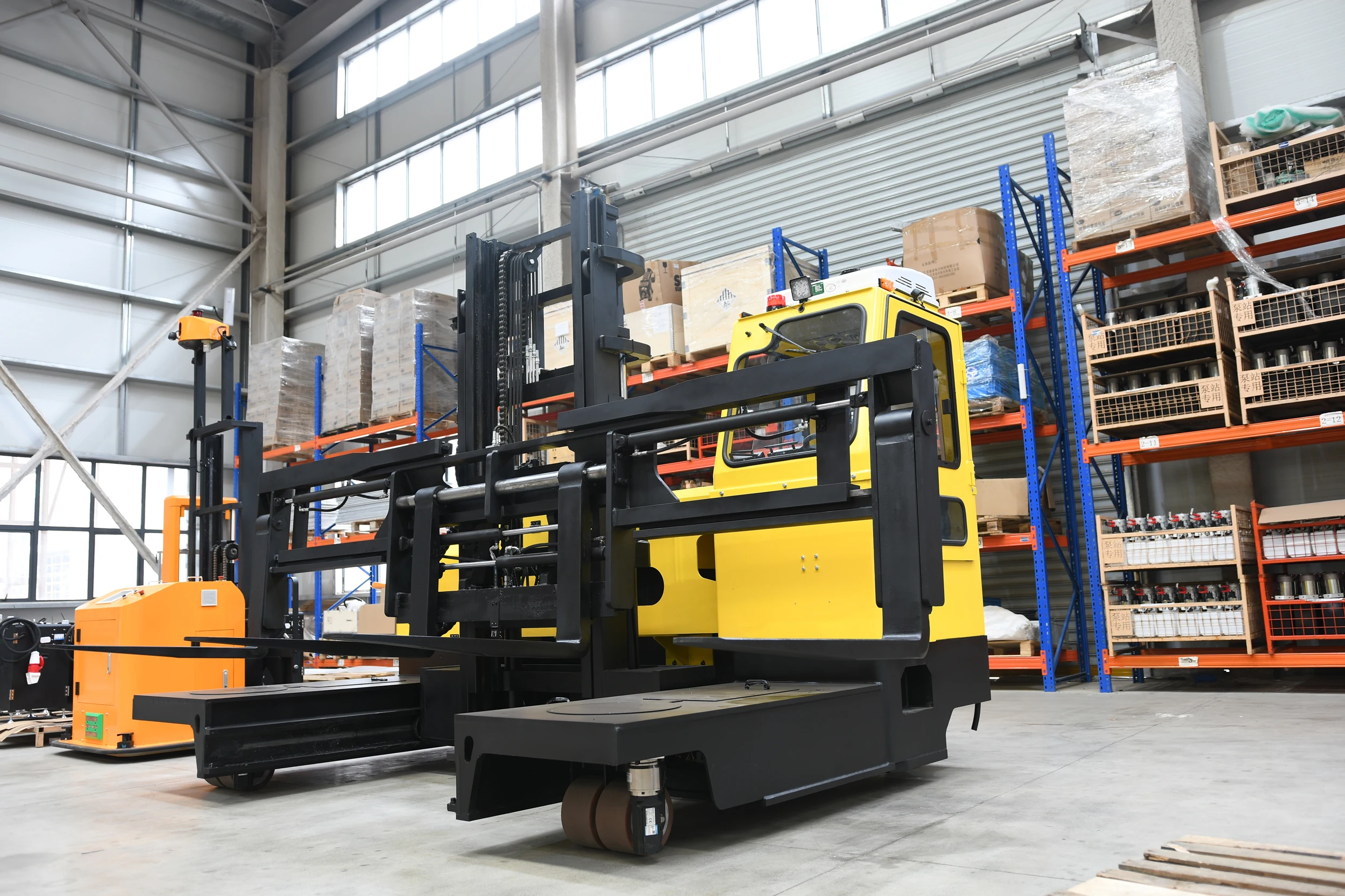 Multi-directional Forklift Reach Truck Stacker 3.5 Ton  5Ton Full Way Eclectic Side Loader Forklift With Wide Body Seat