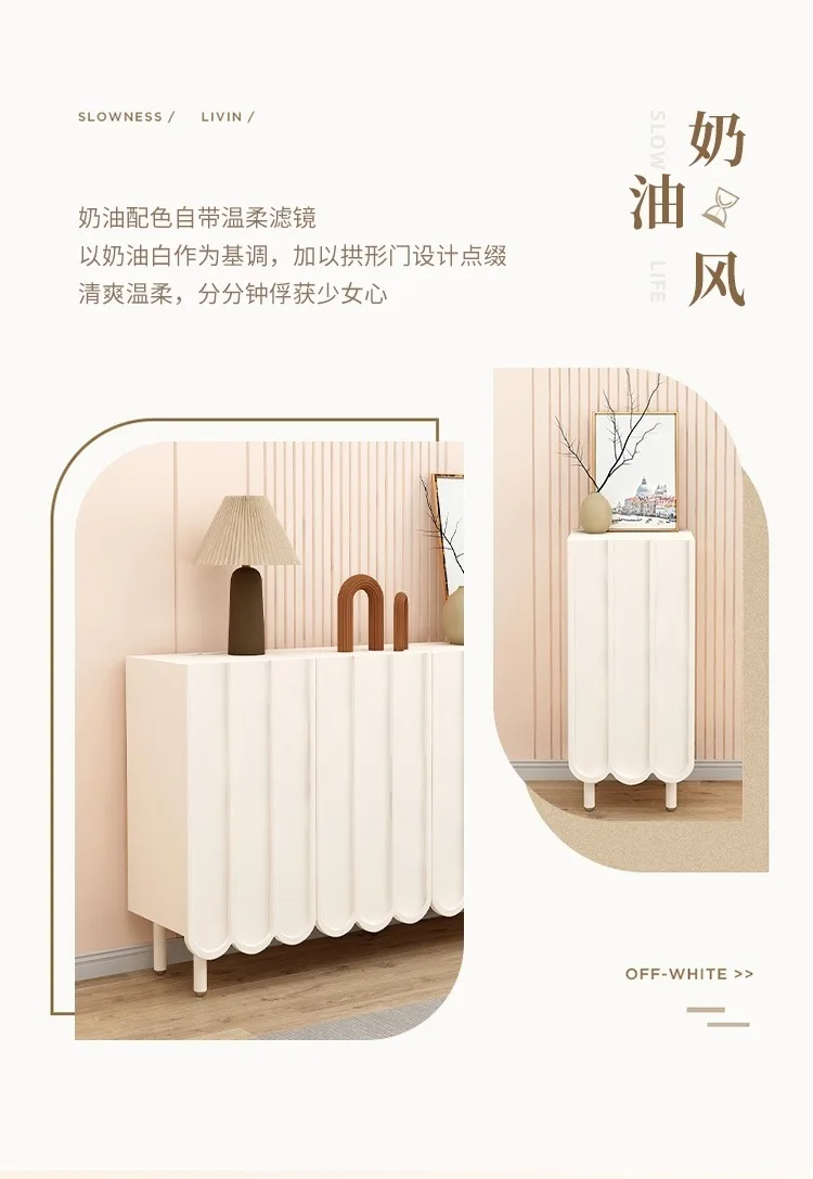 خزانة أحذية على الطراز الكريمي، باب المنزل على الحائط، خزانة مدخل ضيوف المشاهير على الإنترنت، جانب ضيق كبير