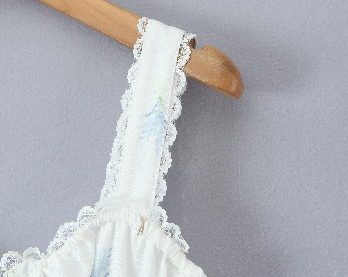 甘い花柄プリントとレースを組み合わせた、胸元にギャザーが入ったミニ丈のスリングドレス。女性用、クロスバックで紐を結ぶ、ローウエストのAラインスイングタンクドレス。