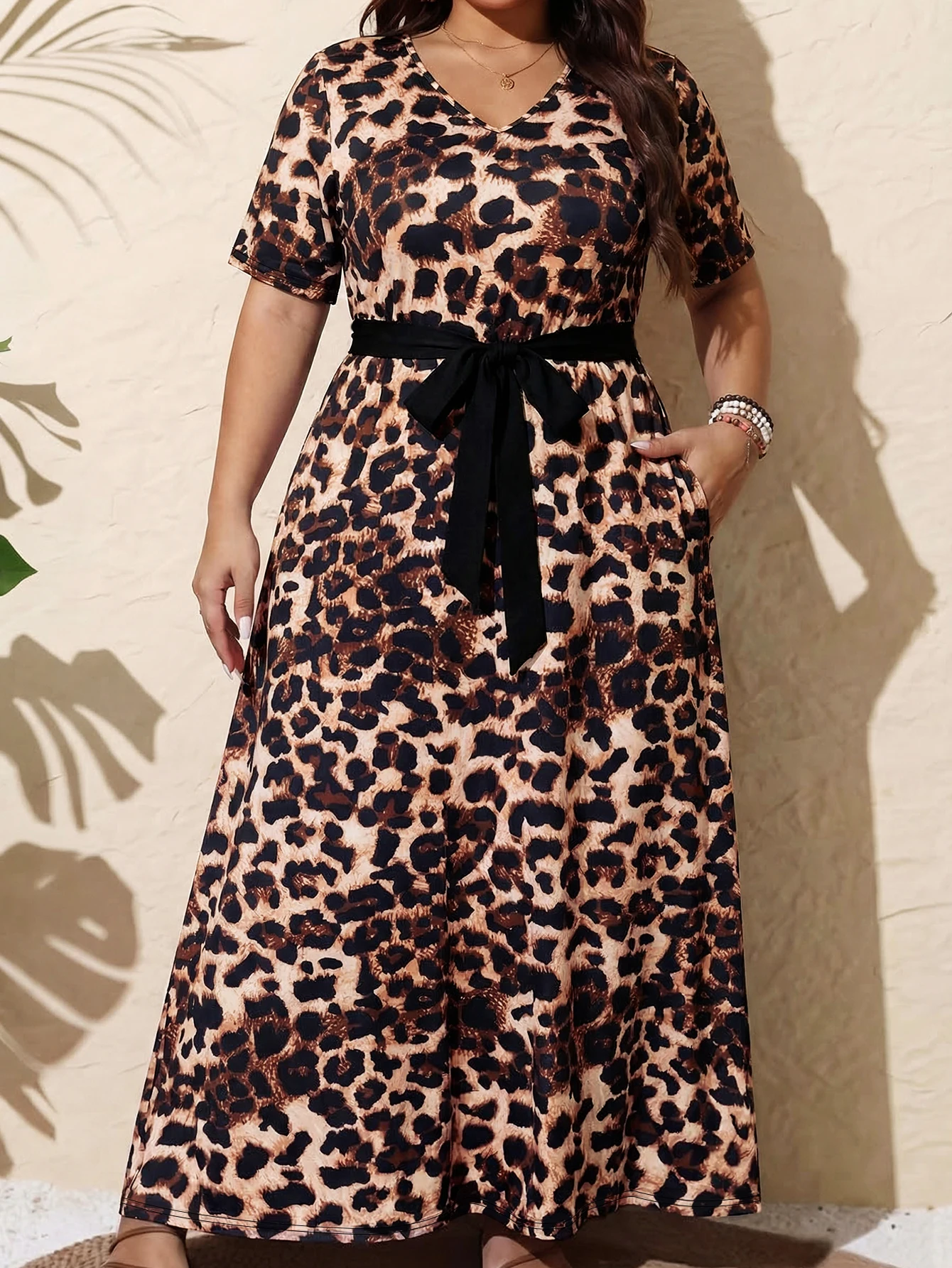 

Plus Size Leopard Print Short Sleeve Midi Dress, V Neck Empire Waist Sundress With Pockets, Casual Daily Vacation Dress