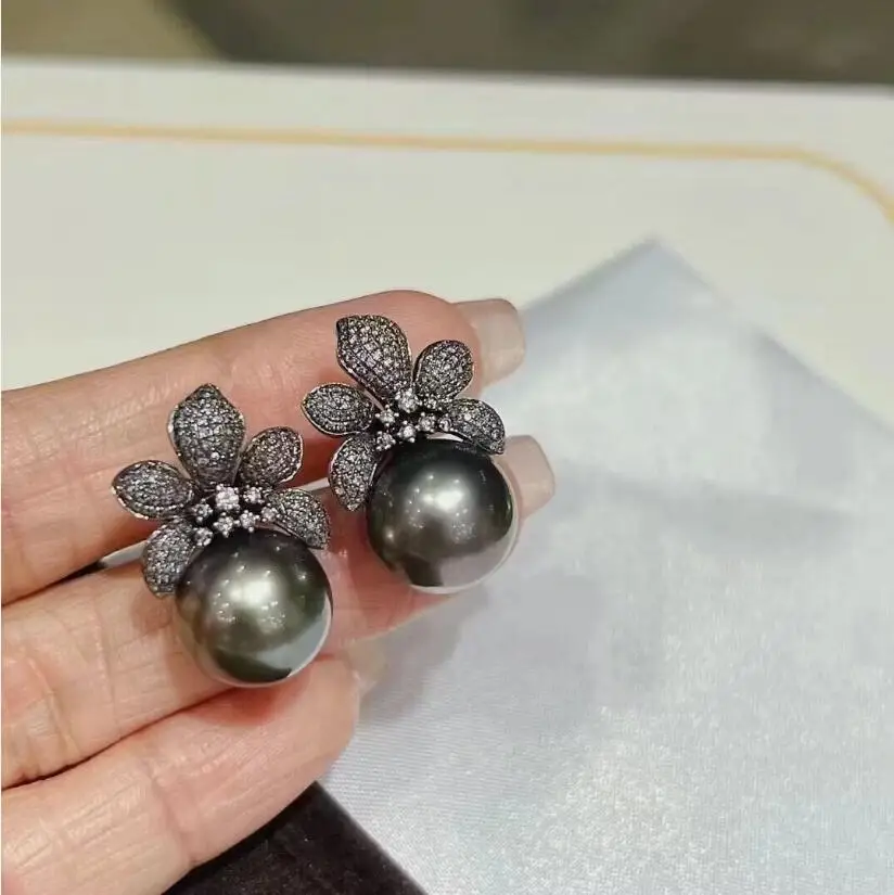 

Очаровательная пара таитянских круглых висячих серег с черным жемчугом диаметром 10–11 мм, 9–10 мм, 9–10 мм.