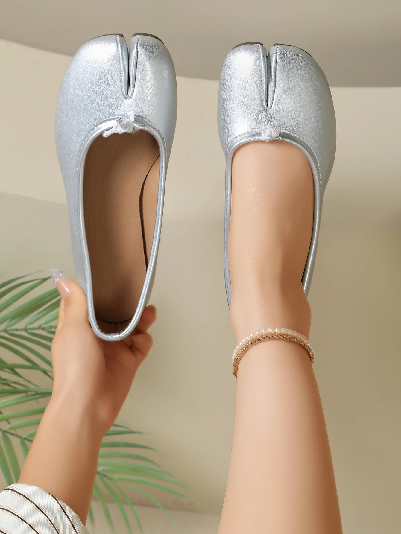 Brandneue Damen-Slipper mit geteiltem Zehenbereich, Tabi-Flats, aus weichem Leder, zum einfachen Anziehen, Ballerinas, bequem, für den Alltag, lässig, Loafer, Übergröße 43 – Detail 20
