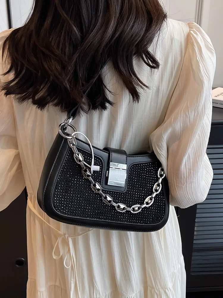 

Trendy Women Chains Shoulder Bags 2023 Simple Texture Diamonds Messenger Bag Luxury Designer Underarm Pack