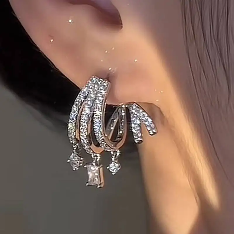 Huitan Mehrschichtige Krallen-Design Damen-Ohrhänger, elegante, trendige Hochzeits- und Verlobungsaccessoires, eingelegt mit glänzendem CZ-Partyschmuck