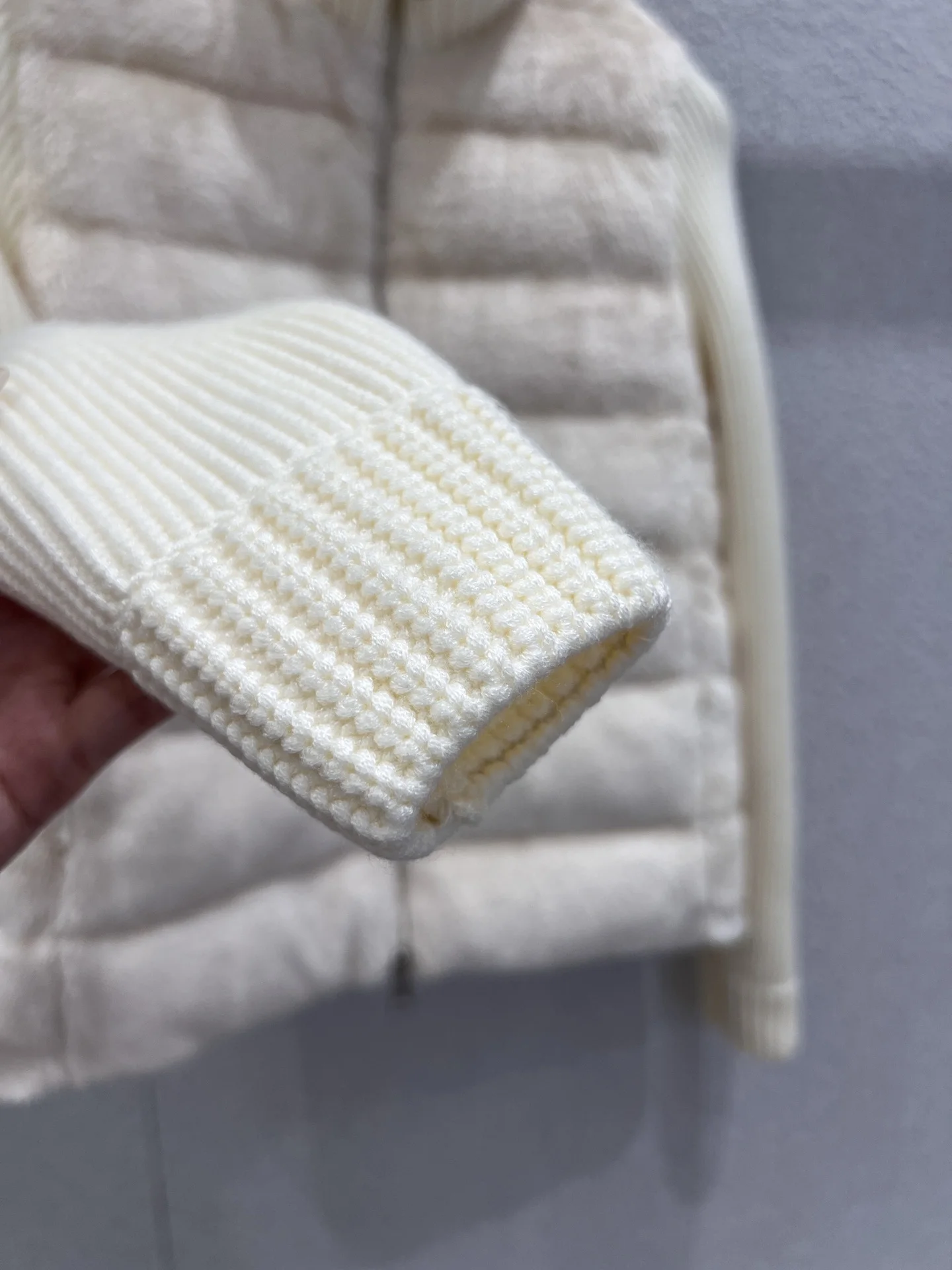 Patchwork-Daunenjacke mit Wollärmeln, eine luxuriöse Daunenjacke für Winterwärme, luxuriöse Damenoberteile, luxuriöse Daunenjacke