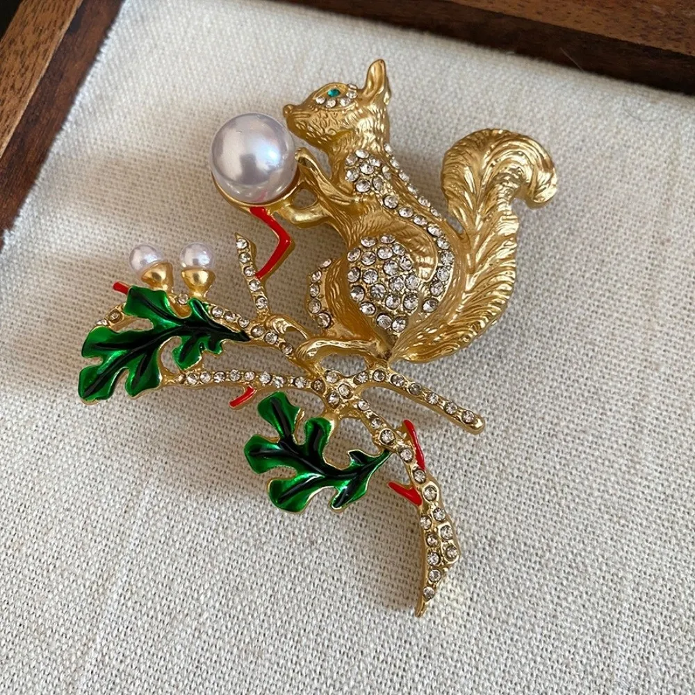 

Rhinestone Studded Pearl Enamel Squirrel Brooch Gold Squirrel Cartoon Animal Vintage Squirrel Pin Metal Alloy Personality Charm