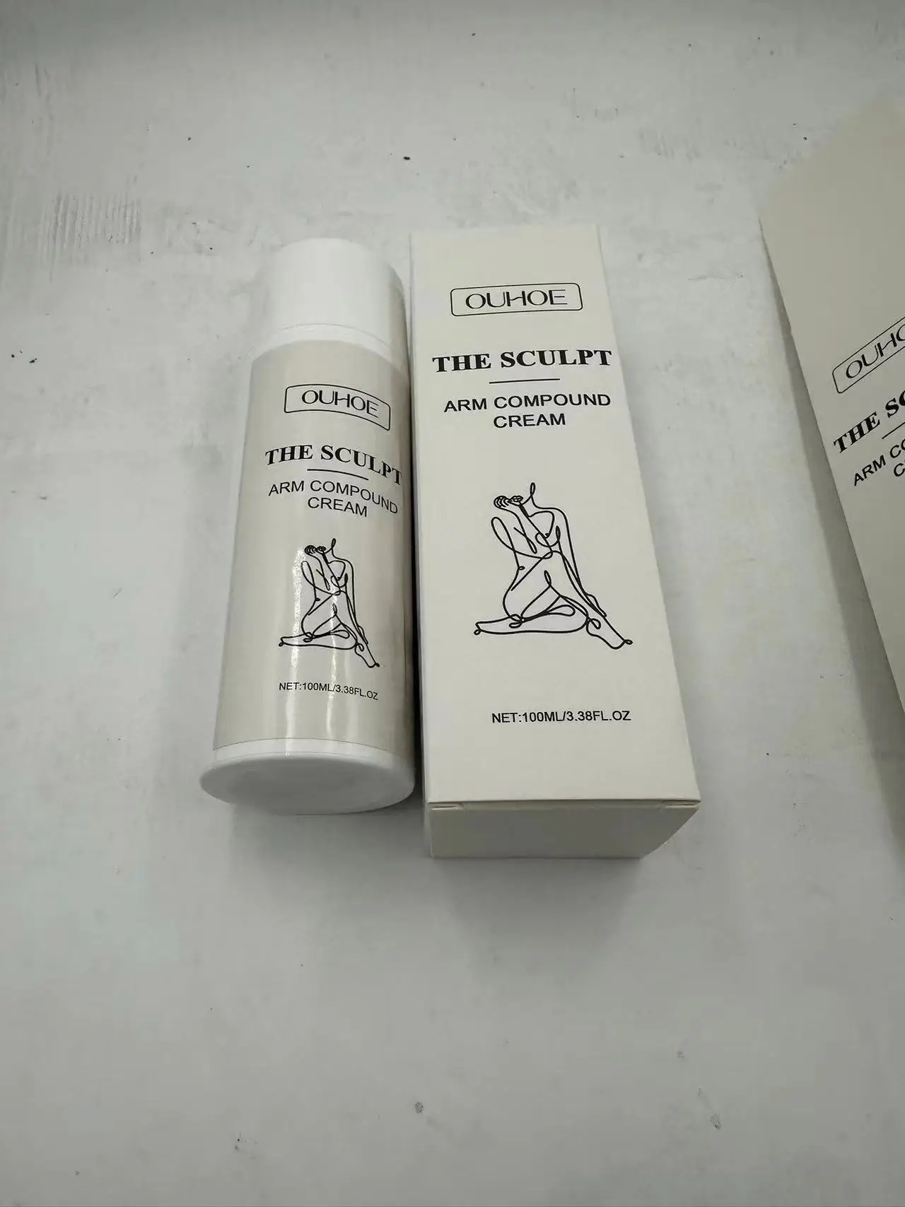 Moisturizing and firming body lotion brightens skin tone, tightens and nourishes soft and supple skin, moisturizing and non grea