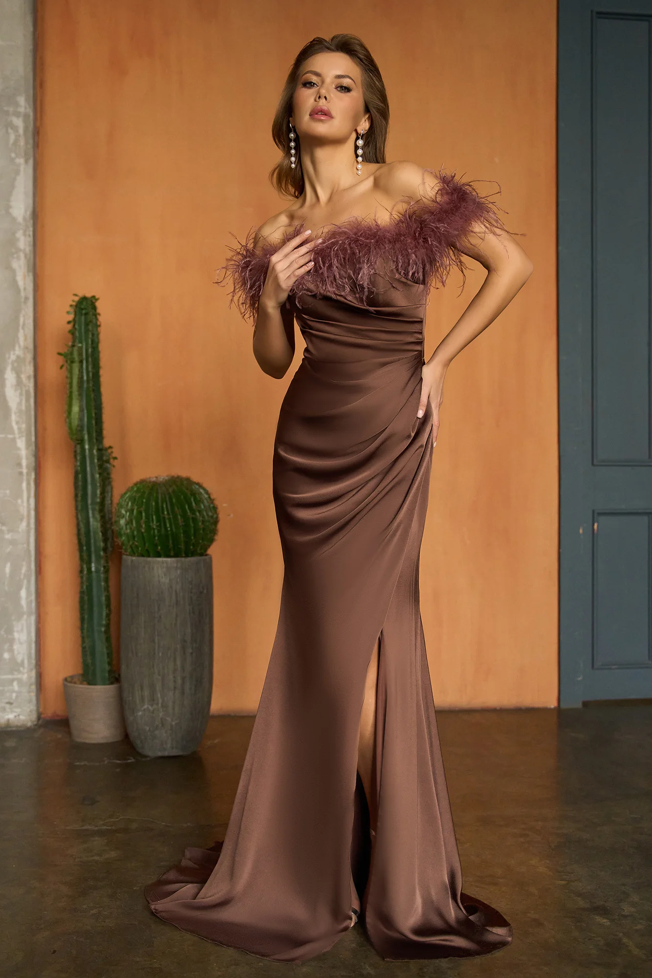 Women Elegant Feather Satin Prom Dresses Strapless Long Evening Party Dress Side Slit Floor Length Formal Occasion Party Gowns