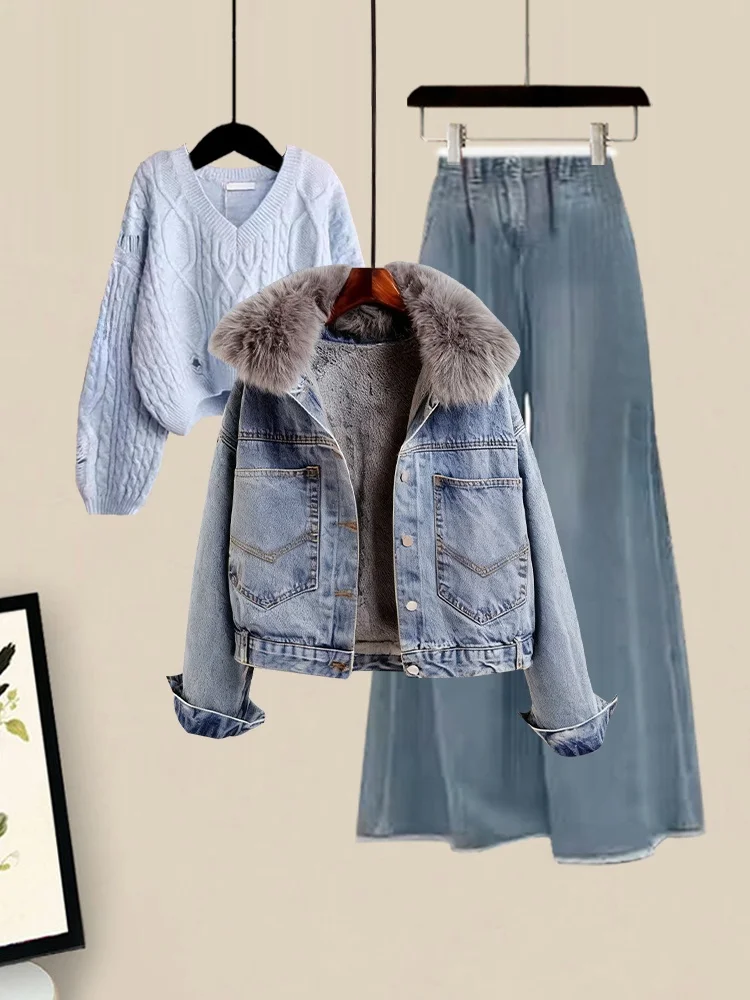 

Зимний модный ретро-комплект из джинсовой куртки, утепленных плюшевых брюк с высокой талией и широкими штанинами, и топа с V-образным вырезом и длинными рукавами. Женская одежда.